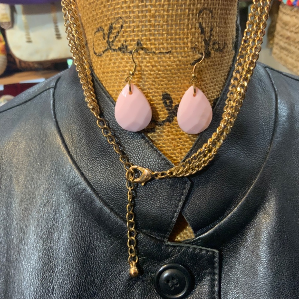 VINTAGE STATEMENT NECKLACE/PINK ACRYLIC FLOWER W/EARRINGS ⭐️GOLD CHAIN/NEW COND - Picture 8 of 9